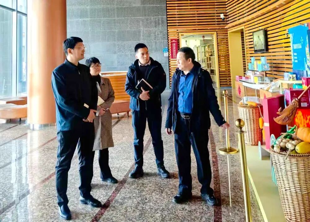 镇长考察照片.jpg